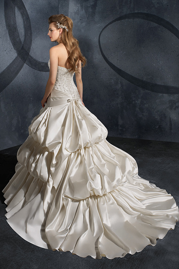 Court Train Floral Sweetheart Ivory Wedding Dress - Click Image to Close